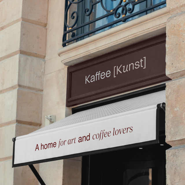 Logo und Slogan auf der Blende und Markise der Eingangstür, abgestimmt auf das Branding und Design des Cafés