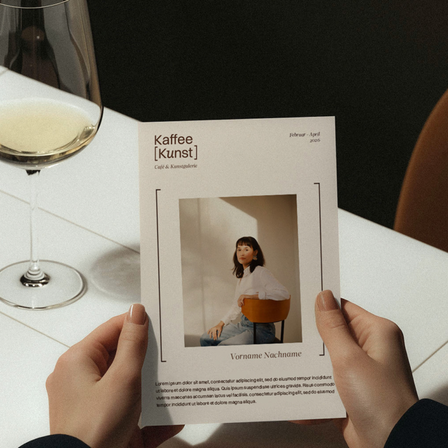 Dieses Design rückt den Menschen ins Zentrum und schafft eine persönliche Verbindung zwischen Gastronomie und Kunstwelt. Wuger zeigt Branding für Cafés auf einem Flyer mit Frauenporträt der von Händen über einem Tisch mit Weinglas gehalten wird
