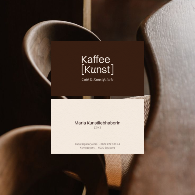 Ein haptisches Erlebnis zwischen Kaffeekultur und Kuratierung wird durch dieses puristische Visitenkartendesign spürbar. Wuger zeigt authentisches Branding durch Markenentwicklung und Logo Design auf haptischen Business-Visitenkarten