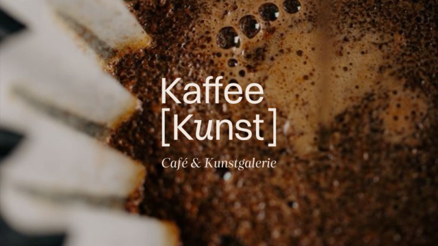 Logo über einem Close-Up von frisch gebrühtem Filterkaffe für das Corporate Design von Kaffee Kunst