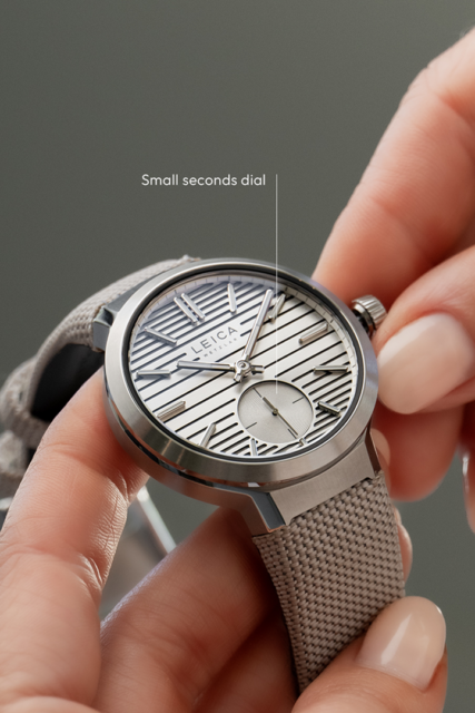 Nahaufnahme einer silbernen Leica ZM 12 mit Textilband als visuelle Sprache für die hochwertige Markeninszenierung von Wuger