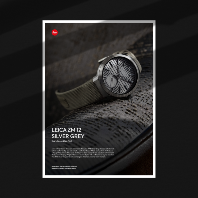 Plakat der Leica ZM 12 Silver Grey auf dunklem strukturiertem Leder als Beispiel für eine hochwertige Markeninszenierung