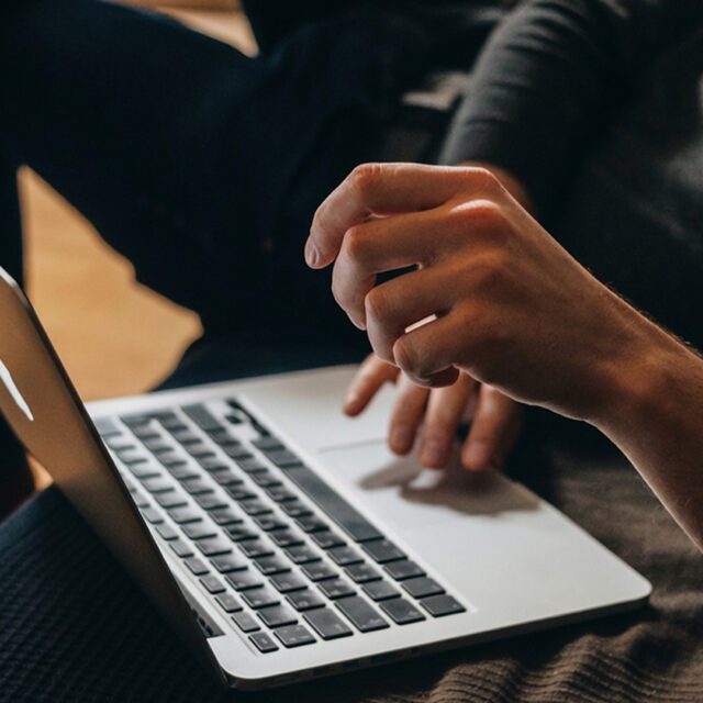 Hand tippt auf Laptop – Erstellung von SEO- und KI-optimierten Website- und App-Texten, UX-Writing und Microcopy für starke Markenkommunikation SEO- & KI-optimierte Inhalte – UX-Writing, Microcopy und strategische Webtexte