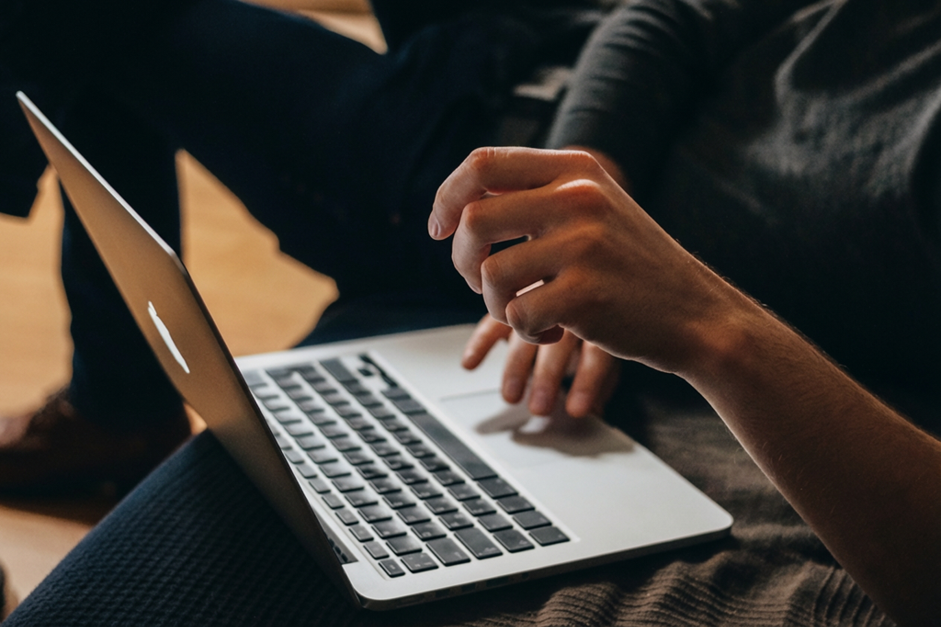 Wuger Mitarbeiter tippt auf Laptop mit Analyse-Dashboard zu Kampagnendaten im Performance Marketing Einblicke in laufende Kampagnenleistung