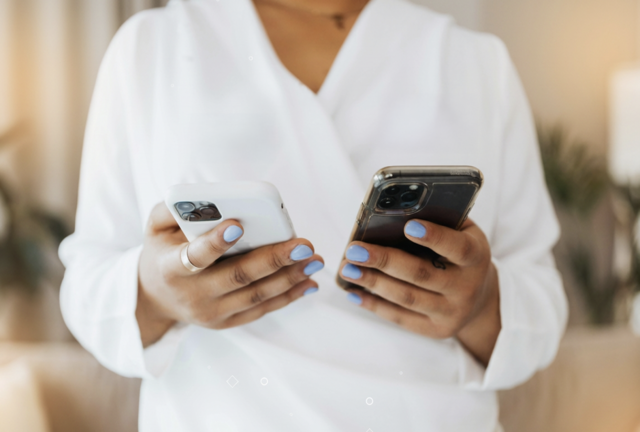Smartphone mit Social-Media-Anwendung – kontinuierliche Analyse und Optimierung von Social Media Marketing für nachhaltiges Wachstum Strategisches Social Media Marketing – Analyse, Optimierung und kontinuierliche Weiterentwicklung