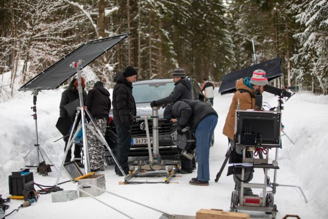 Mit kühlem Kopf leitet Wuger den Dreh, mit scharfen Augen sehen wir die Details. Wuger Film – Casting und Crew-Planung für professionelle Filmproduktione