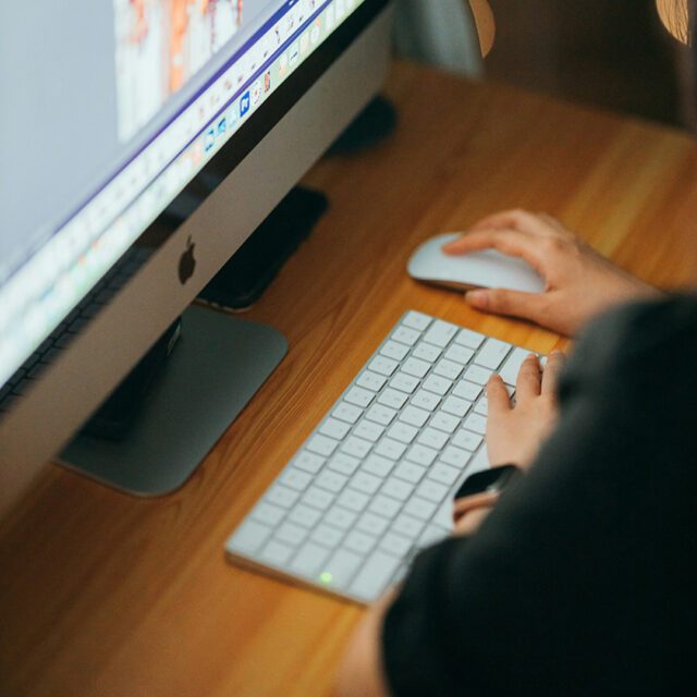 Wuger Film Postproduktion: Editor schneidet Filmmaterial und arbeitet an Bilddramaturgie
