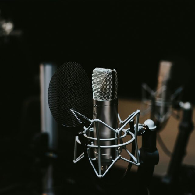 Studio-Mikrofon im Einsatz für Audio- und Sounddesign – Filmton, Musik und Effekte von Wuger Creative