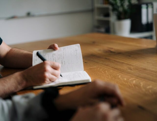 Notizbuch mit Produktionsnotizen zur Filmplanung – Drehplan, Budgetierung und Organisation von Filmproduktionen Strukturierte Planung für Filmproduktionen – Organisation, Timing und Budget im Blick