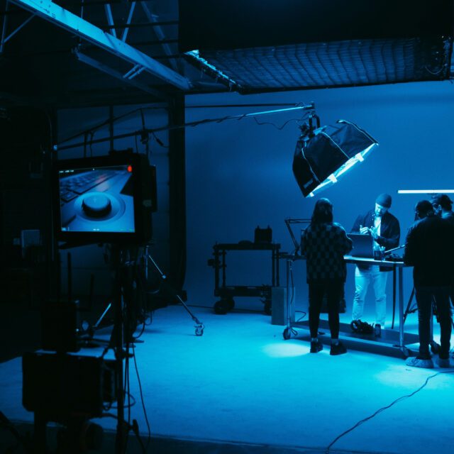 Regie und Filmcrew – präzise Abstimmung am Set für starke visuelle Umsetzung