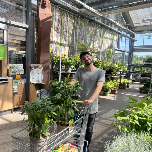 Wuger Mitarbeiter kauft Pflanzen im Gartencenter ein, Vorbereitung für ein professionelles Fotoshooting für Substral