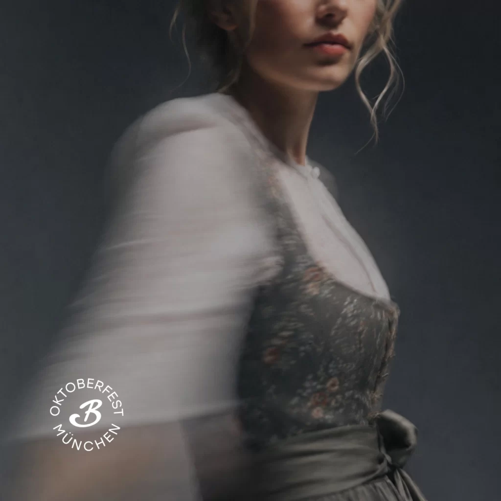Die Bildwelt, die nicht erklärt was die Marke ist, sondern es einfach zeigt. Stimmungsvolle Markenfotografie mit Dirndl-Motiv als emotionale Bildwelt für den Marken-Refresh von Bodos
