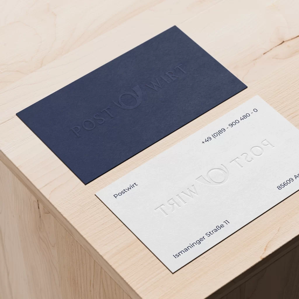 Visitenkarten mit geprägtem Logo in zwei Farbvarianten als Printmedien im Corporate Design des Hotels